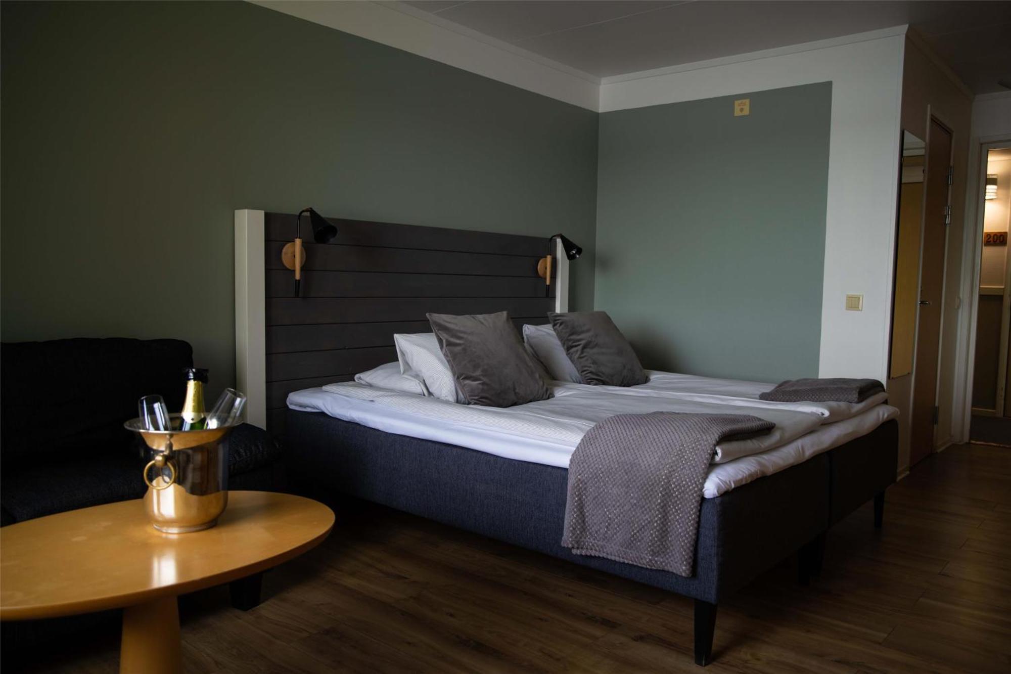 Hotel Ullinge เอียเคอ ภายนอก รูปภาพ
